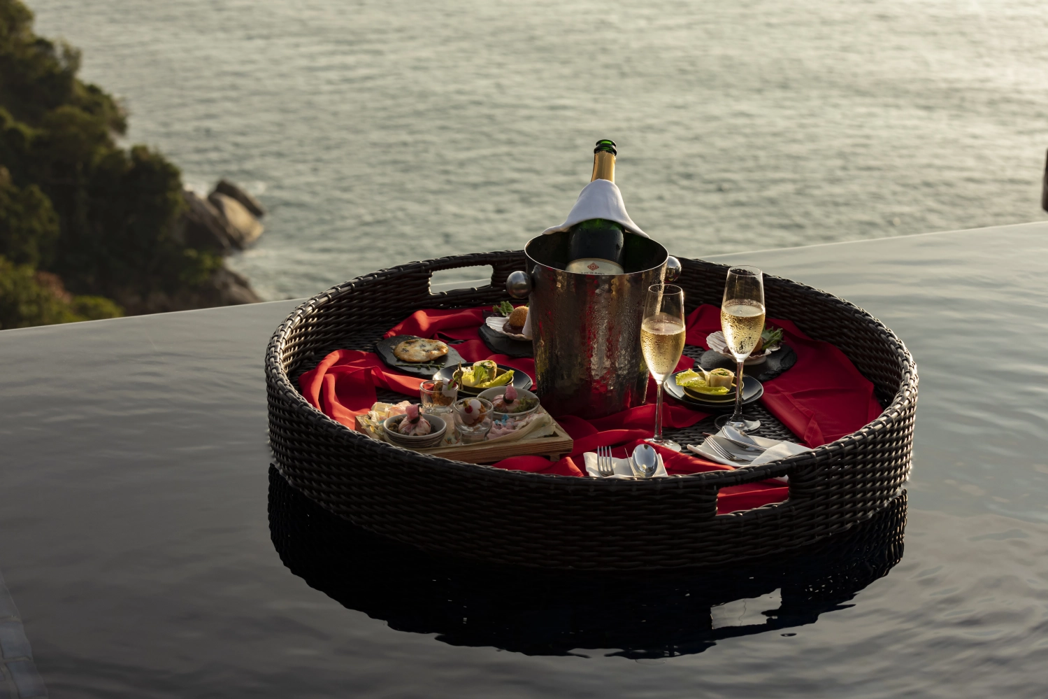 Floating Breakfast & Dinner